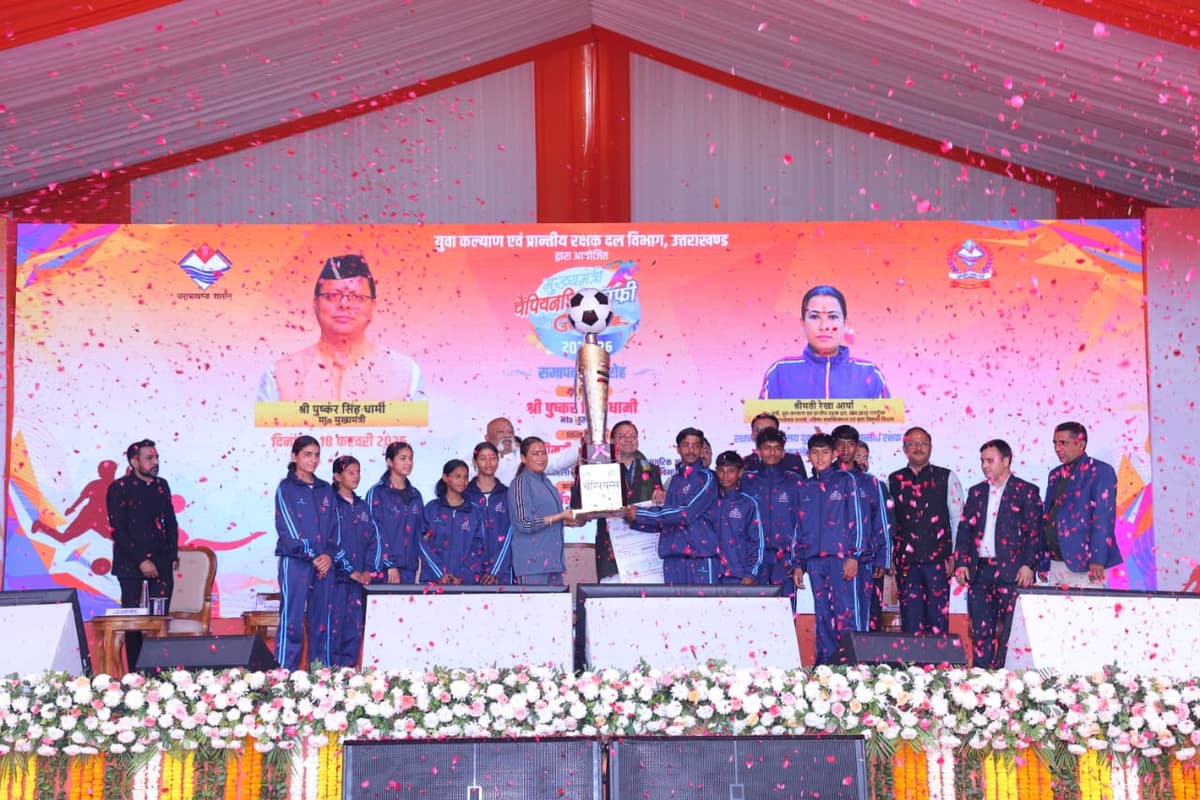 Trophy presentation at Mukhyamantri Championship Trophy 2025-26 closing ceremony with flower petals raining on stage